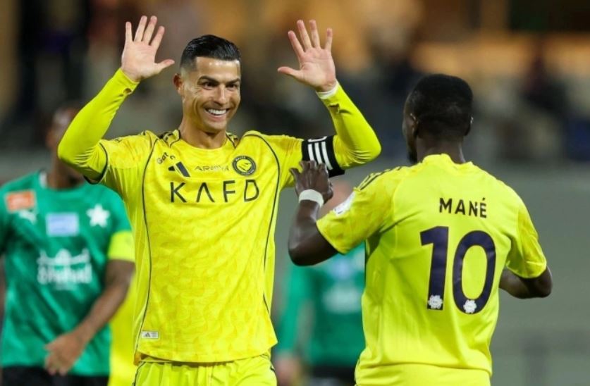 Ronaldo (bên trái) vui mừng bàn khai hỏa cùng Mane