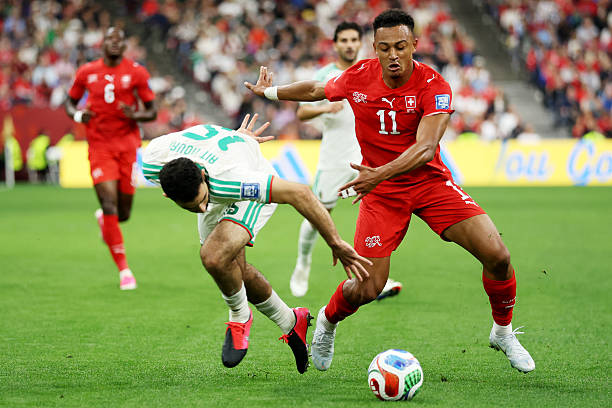 Thụy Sĩ tận dụng cơ hội tốt hơn Algeria